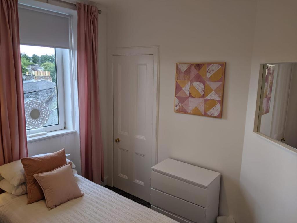 Glenclova - No 5 Bellyeoman, Bright Two Bedroom Apartment Dunfermline Exterior photo
